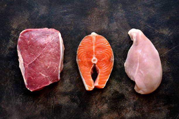 rauw gemarmerd vlees, rode vis en kipfilet - kip vlees stockfoto's en -beelden