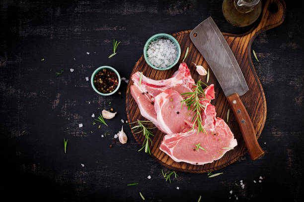 원시 돼지 고기 스테이크 ð3/4n 어두운 테이블. 상단 보기, 오버헤드, 복사 공간 - 돼지고기 뉴스 사진 이미지