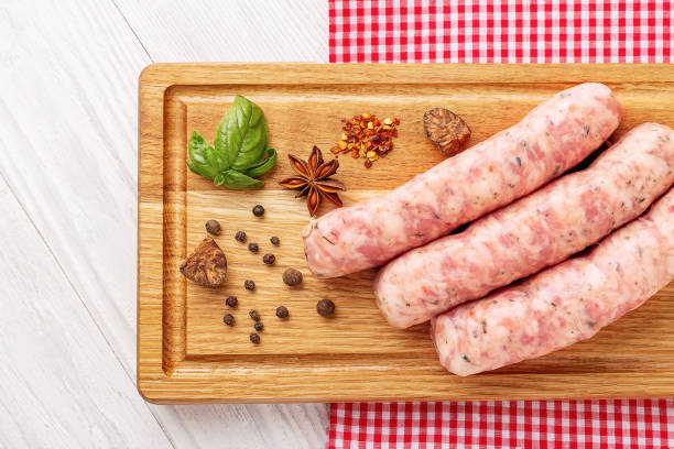 xúc xích sống và gia vị trên nền gỗ - frankfurt sausages hình ảnh sẵn có, bức ảnh & hình ảnh trả phí bản quyền một lần