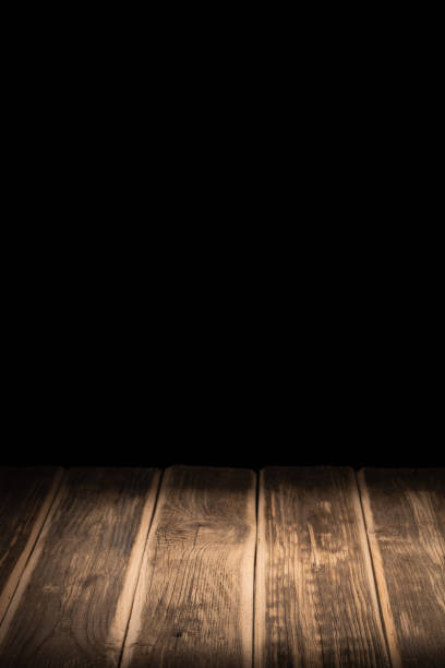 チョーク、トウヒの枝のための黒い壁の背景に対する木製のテーブルの光線 - wood table ストックフォトと画像