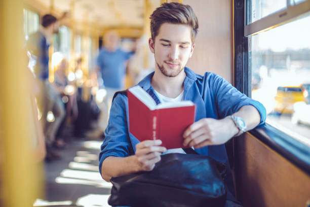 本を読む - 電車　読書 ストックフォトと画像