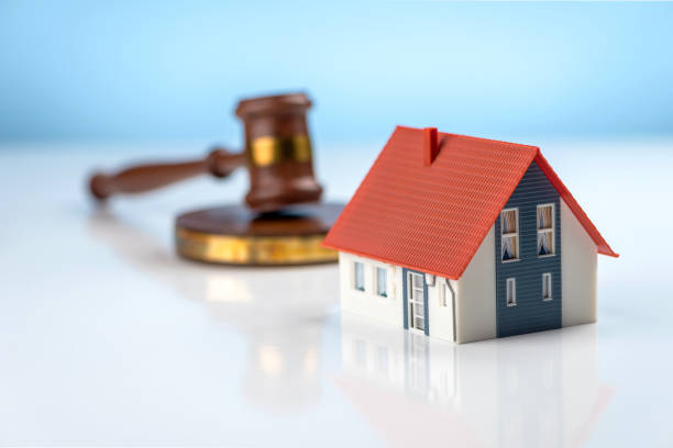 Real estate law and house auction concepts. A judge hammer and a house on a blue background. A judge hammer and a house on a blue background. Real estate law and house auction concepts foreclosure stock pictures, royalty-free photos & images
