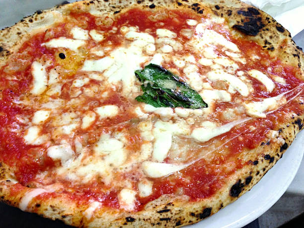 real formaggio pizza napoletana - spezia napoli foto e immagini stock