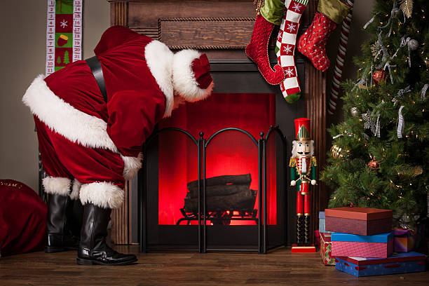 real santa nachschlagen kamin - fett verbrennen senior stock-fotos und bilder