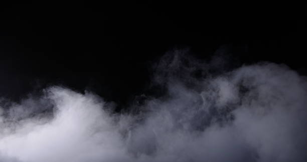 realistische trockeneis rauchwolken nebel - schwarzer hintergrund stock-fotos und bilder