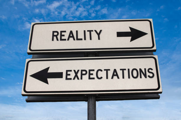realiteit versus verwachting. witte twee straattekens met pijl op metaalpool met woord - verwachting stockfoto's en -beelden