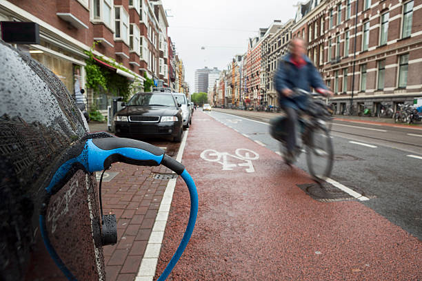 recharging an electric car in amsterdam - amsterdam street imagens e fotografias de stock