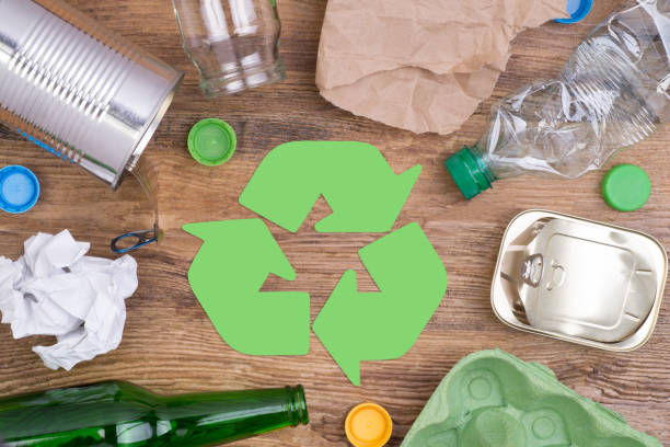 riciclaggio di rifiuti come vetro, plastica, metallo e carta - recycle foto e immagini stock
