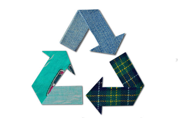 recycling-symbol aus stoff auf weißem hintergrund - konzept der ökologie - sustainability fashion stock-fotos und bilder