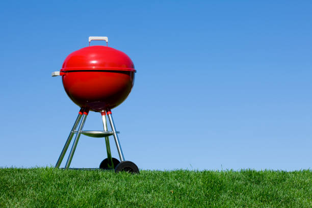 rode grill van de barbecue tegen een blauwe hemel - barbecue maaltijd stockfoto's en -beelden