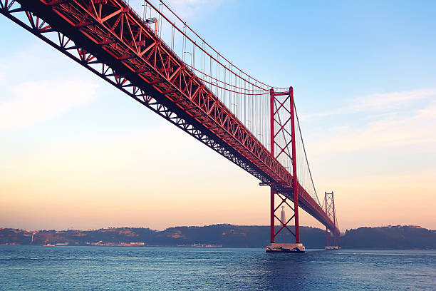 ponte vermelha ao pôr do sol - lisboa portugal imagens e fotografias de stock