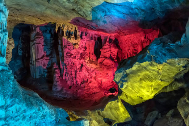 rood gekleurde stalagmieten en stalactieten in de cango caves - cango stockfoto's en -beelden