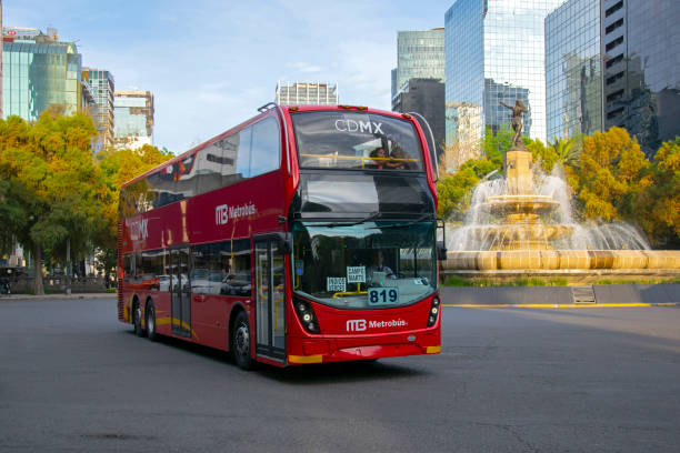 赤い二階建てバスが市内中心部での運転 - バス高速輸送システム 写真 ストックフォトと画像