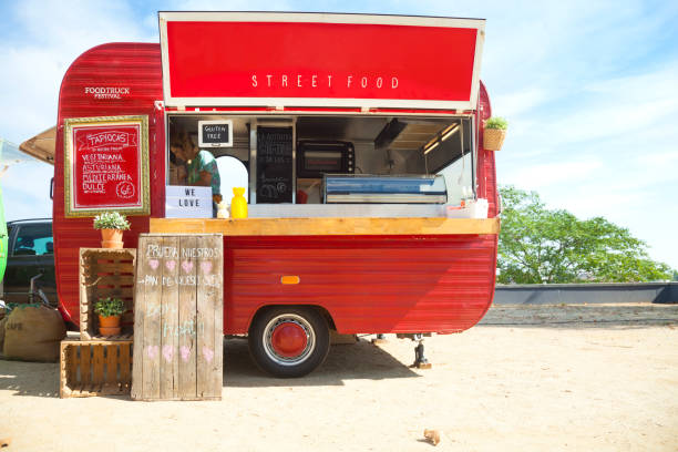 carro rojo alimentos - food truck fotografías e imágenes de stock