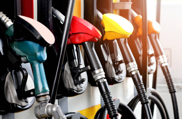 grün gelb orange rot kraftstoff benzin dispenser hintergrund - benzin stock-fotos und bilder