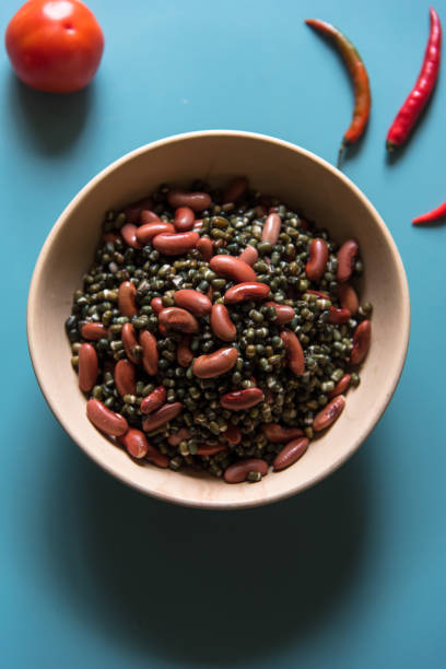 red kidney beans and black urad or kaali dal in a bowl - kaali stockfoto's en -beelden