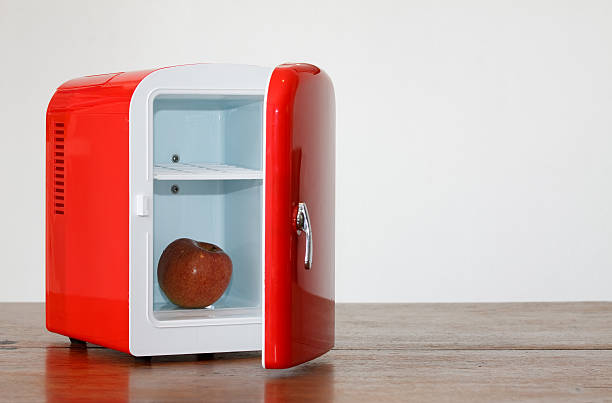 roten mini-kühlschrank - klein stock-fotos und bilder