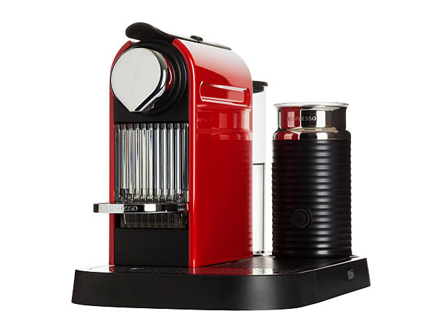 rouge isolé une machine à café nespresso - nespresso photos et images de collection