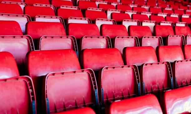 rote plastik-leere stadionsitze. - stadium soccer seats stock-fotos und bilder