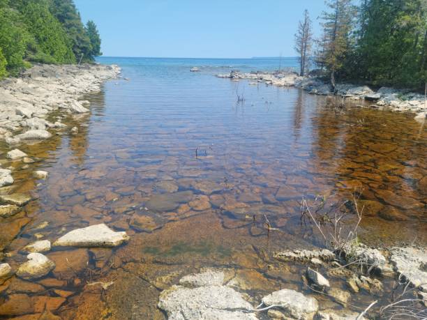 Red Rock Inlet An inlet of Lake Huron in Bruce Peninsula National Park where the rocks are a reddish hue, possibly from phosphorus deposits bruce peninsula national park stock pictures, royalty-free photos & images
