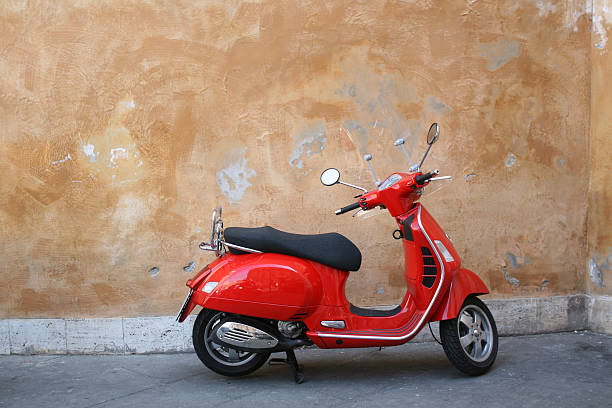 scooter rouge et mur romain, rome, italie - scooter photos et images de collection