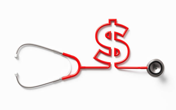 Rotes Stethoskop, das ein amerikanisches Dollarzeichen auf weißem Hintergrund bildet. Konzept der Finanzanalyse. Horizontale Komposition mit Beschneidungspfad und Kopierraum. Direkt darüber.