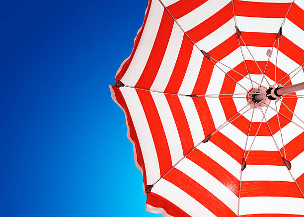 rayure rouge parapluie - parasol photos et images de collection