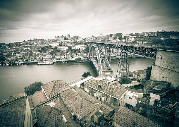 vermelho mosaico de telhados de casas e velha ponte, rio douro - carro oporto imagens e fotografias de stock