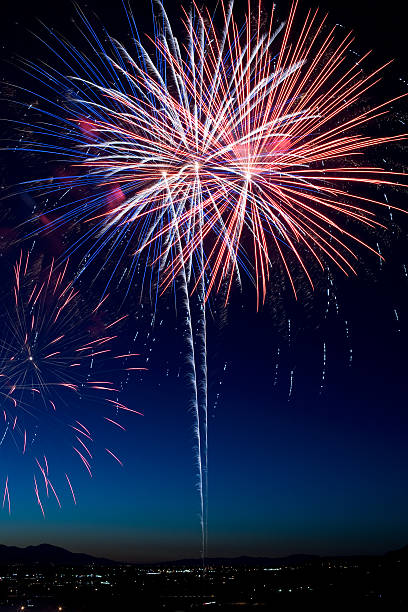 rojo, azul y blanco - fourth of july fireworks fotografías e imágenes de stock