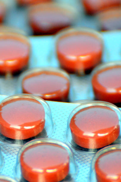 rode gist rijst capsules bevat natuurlijke statines - price tag stockfoto's en -beelden