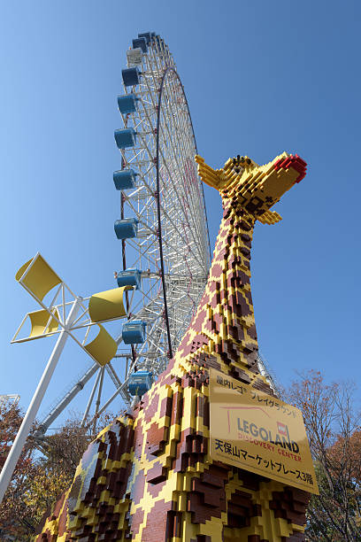 redhorse osaka wheel and a giant lego giraffe - legoland imagens e fotografias de stock