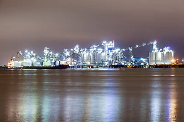 refinery illuminated at night - gulf coast states stockfoto's en -beelden