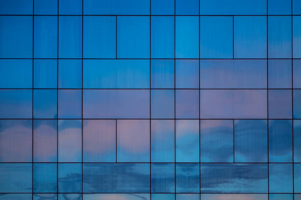 reflektion av solnedgång himlen på en fasad av kristaller i nyanser av lila och blått - fönsterrad bildbanksfoton och bilder