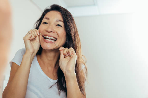 reflektion av kvinna använder tandtråd - kvinna borstar tänderna bildbanksfoton och bilder
