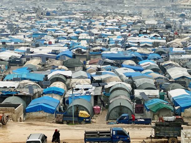 100만 명 이상의 사람들이 아메 수용소 이드리브 시리아를 살고 있는 난민 캠프 - migrants 뉴스 사진 이미지