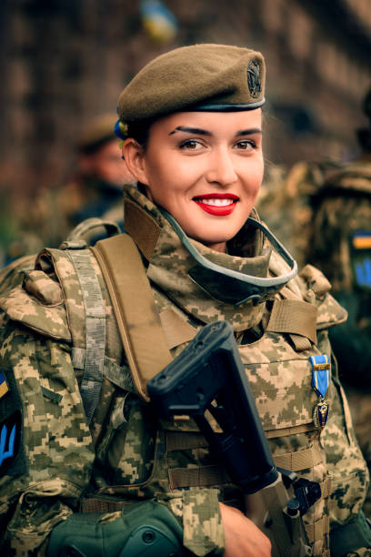 répétition du défilé militaire à l’occasion des 30 ans du jour de l’indépendance de l’ukraine. soldat ukrainienne souriante en uniforme militaire dans la rue khreshchatyk. - camouflage ukraine photos et images de collection