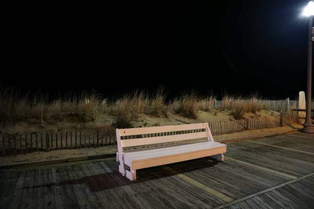 rehoboth beach e una panchina su una passerella - de winter foto e immagini stock