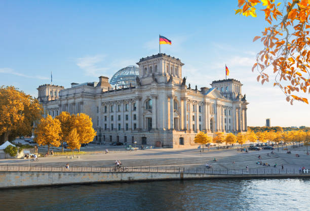reichstag in berlin, deutschland - berlin stock-fotos und bilder