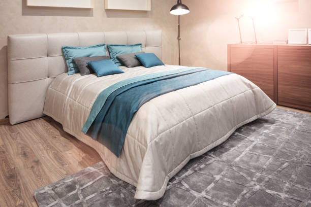Concepto de relajación. dormitorio de diseño interior clásico beige gris y azul, Interior de un dormitorio con cojines - foto de stock