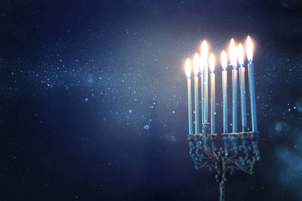imagen de religión de la fiesta judía hanukkah fondo con menorah (candelabro tradicional) y velas - happy hanukkah fotografías e imágenes de stock