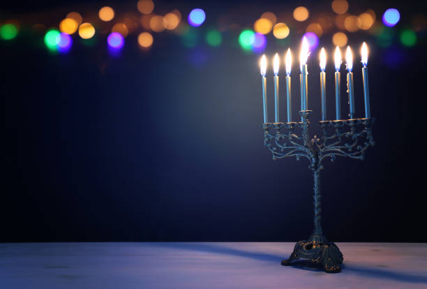 메노라 (전통 칸델라브라)와 촛불을 가진 유대인 휴일 하누카 배경의 종교 이미지 - hanukkah 뉴스 사진 이미지