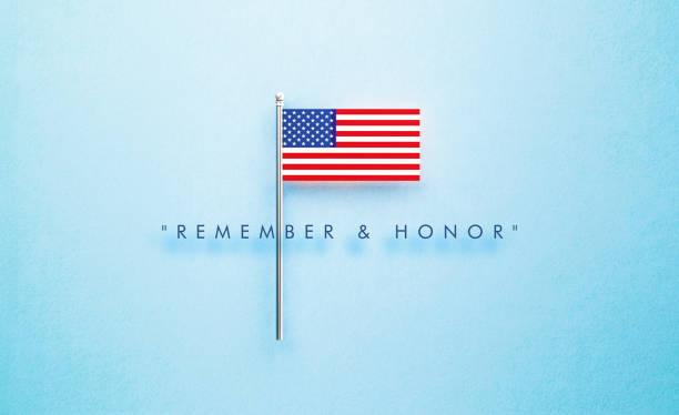 помните и честь день памяти сообщение рядом с крошечным американским флагом на синем фоне - memorial day стоковые фото и изображения