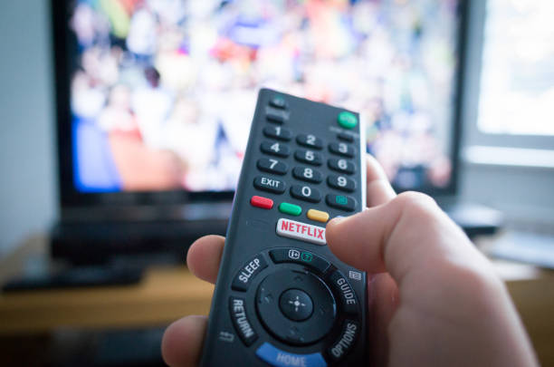 remote control tv dengan tombol netflix - bagian rangkaian potret stok, foto, & gambar bebas royalti