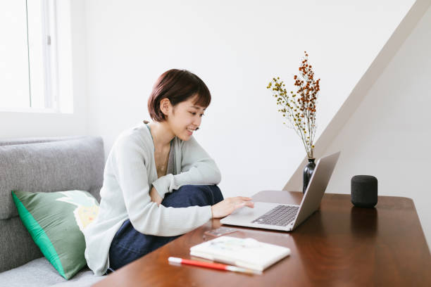 リモートワーキング - ホームオフィスで働く若いアジア人女性 - ネット ストックフォトと画像