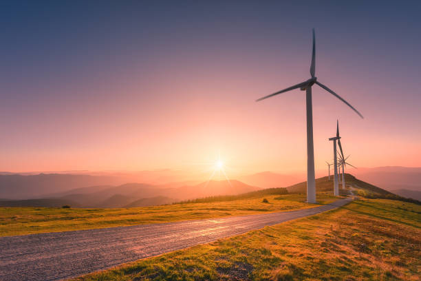 förnybar energi med vindkraftverk - wind turbine sunset bildbanksfoton och bilder