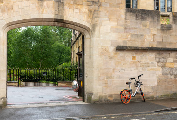 alquiler de bicicletas fuera de una universidad de oxford - oxford high school fotografías e imágenes de stock