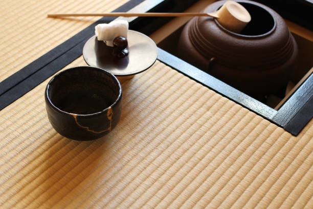 亀裂陶器茶カップ ・紅茶器具修理 - 茶室 ストックフォトと画像