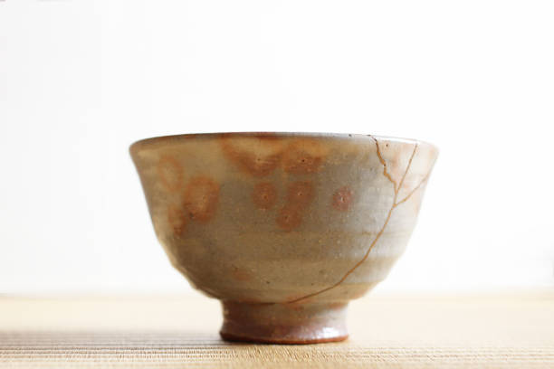亀裂陶器ティーカップの修理 - 茶室 ストックフォトと画像