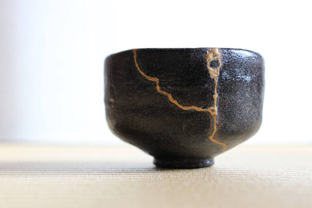 亀裂陶器ティーカップの修理 - 茶室 ストックフォトと画像