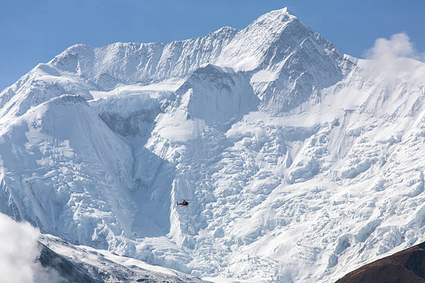 rescue helicopter in high himalayan mountains - avalanche stok fotoğraflar ve resimler